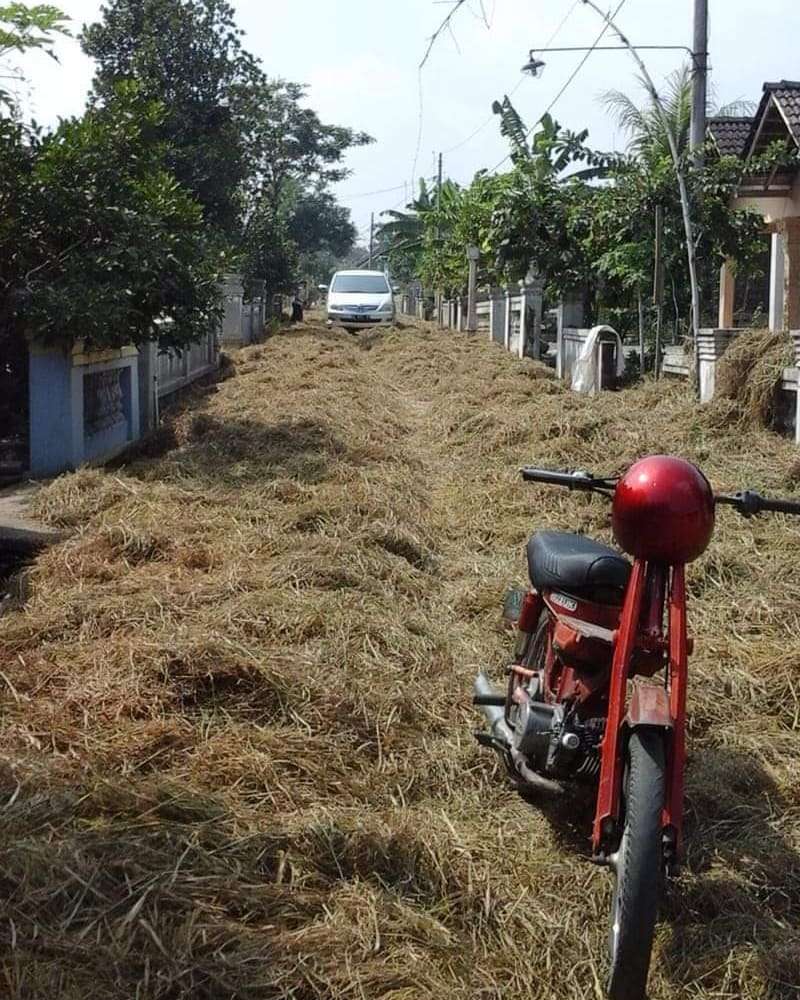 Deretan Potret Rintangan Warga Saat Melewati Jalanan Yang Tidak Biasa Ini Bikin Cekikikan
